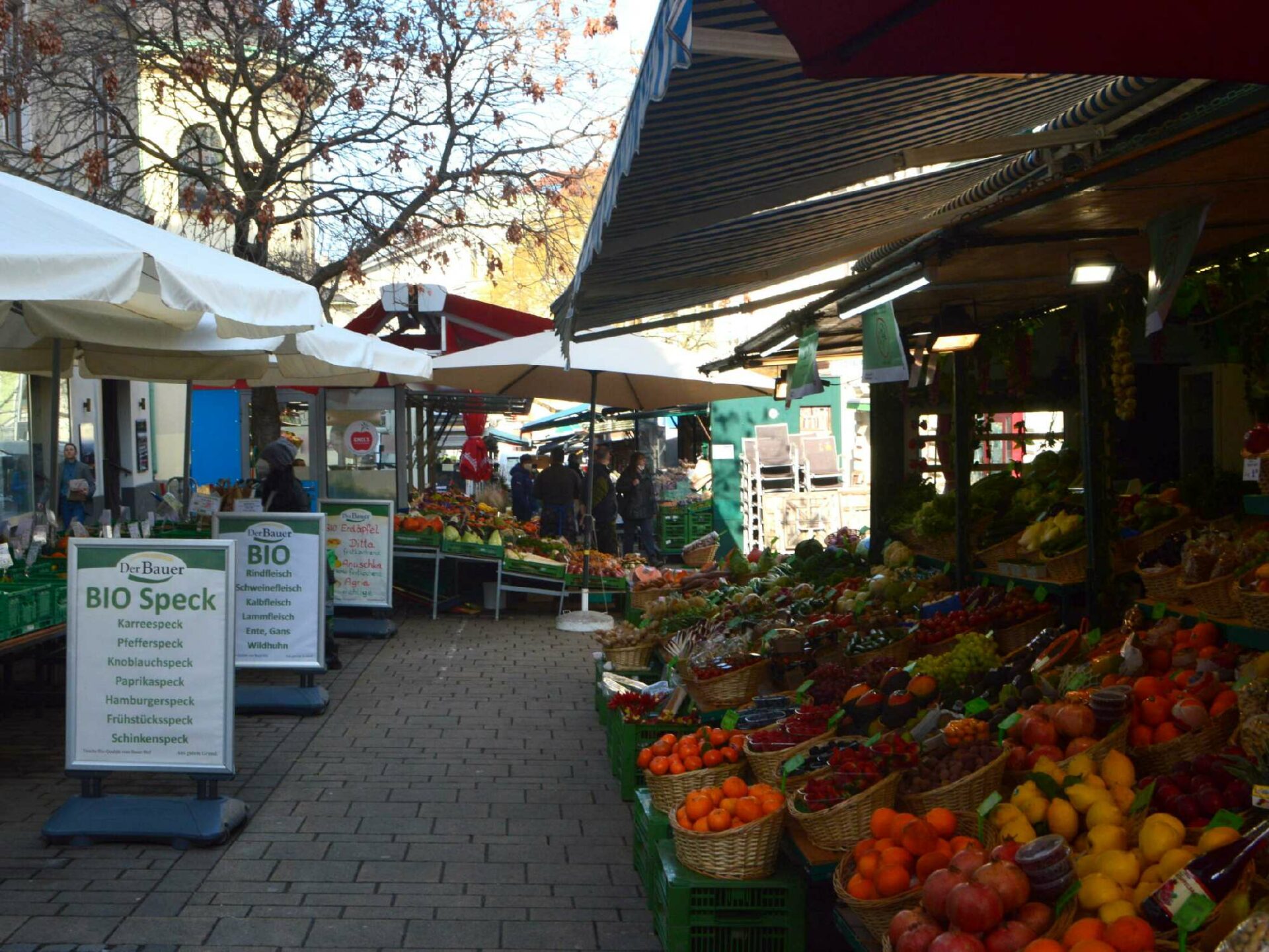 Die bunte Marktsände am Kustschkermarkt sind verlockend.