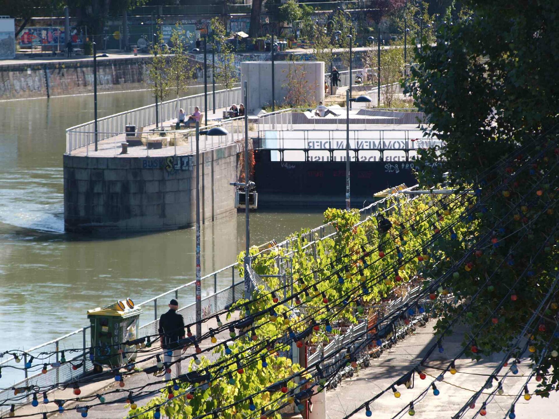 Die Schwimmenden Gärten bieten Grüne und eine konsumfreie Zone am Donaukanal an.