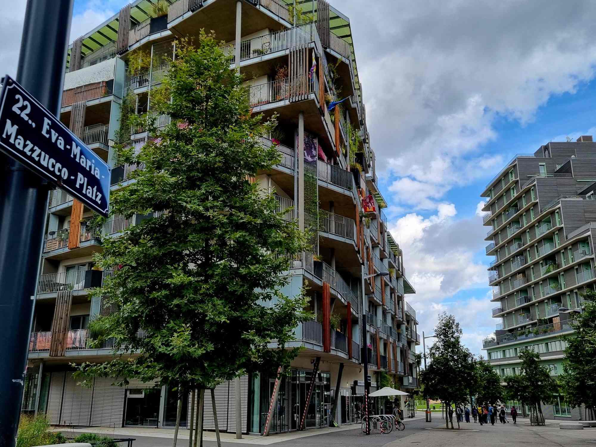 Green facades and women's name in the Seestadt