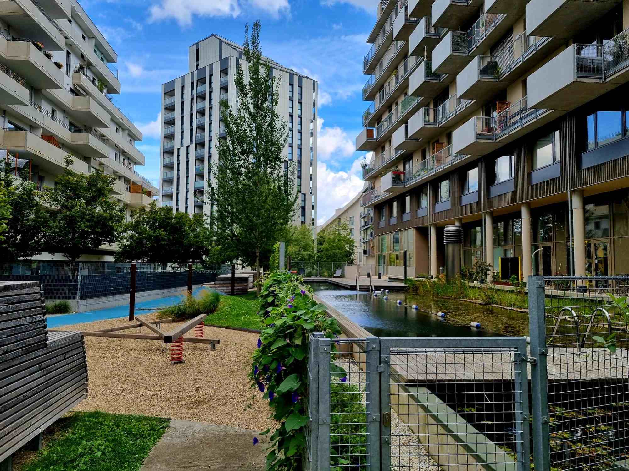 Pool in einer Baugruppe in der Seestadt